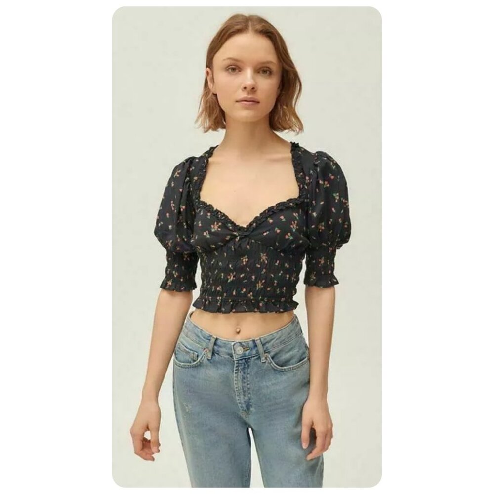 ! Urban Outfitters Black May Smocked Flower Printed Puff Sleeve Cropped Top sz M